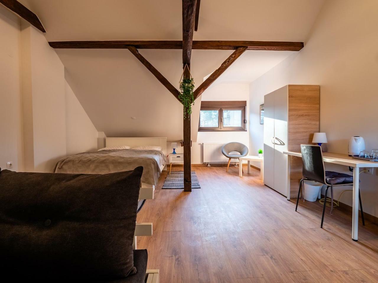 Eva Rooms & Studio Apartment 卡尔洛瓦茨 外观 照片